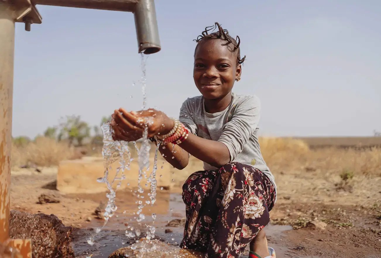 Child_drinking_water